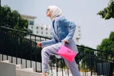 Jadi Inspirasi Pose, 10 Potret OOTD Tantri Namirah di Tangga