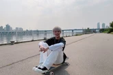 9 Gaya Foto Bersama Skateboard ala Yangyang WayV, Keren!