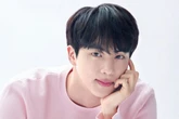 Anti Gesrek, 11 Potret Jin BTS dengan Ekspresi Kalem yang Bikin Adem!