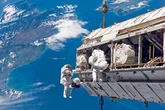 Astronot AS dan Prancis Lalui Perjalanan ke Luar Angkasa