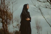 10 Potret Laudya Cynthia Bella Kenakan Outfit Hitam, Elegan!