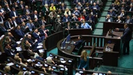 Nowy sondaż partyjny. KO wyprzedza PiS, w Sejmie pięć ugrupowań
