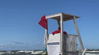 Ratownicy wywiesili czerwone flagi. Złe wiadomości dla plażowiczów