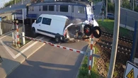 Dramat na torach. Kierowca busa walczył do ostatniej sekundy