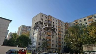 Eksplozja w bloku w Bukareszcie. Dziura w budynku, psy tropiące w akcji