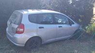 Kierował z ręką w temblaku, biegi zmieniał pasażer. Wjechali w ogrodzenie