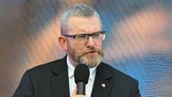 Skandaliczne słowa Brauna. Sejm przyjął uchwałę