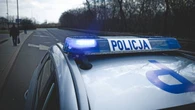 Radiowóz dachował podczas pościgu. Jedna osoba trafiła do szpitala