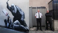 Ocenzurowali Banksy'ego. Dzieło artysty zniknie z muru