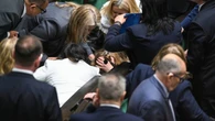 Incydent podczas obrad Sejmu. Posłowie ruszyli z pomocą