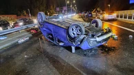 Dachowanie na Wisłostradzie. Media: to rosyjski samochód dyplomatyczny