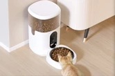 Ce distributeur de croquettes avec une caméra est à moins de 100€ : parfait pour vos absences !