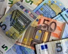 Євро стрімко дешевшає кілька днів поспіль, що з доларом