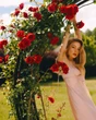 Тіна Кароль у вишуканій сукні влаштувала ніжну фотосесію на території заміського маєтку