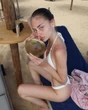 20-річна донька Гайді Клум влаштувала фотосесію у тісному купальнику та з кокосом