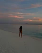 Тіна Кунакі влаштувала сексуальну фотосесію у воді та на піску