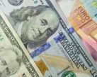 Долар подорожчав, а курс євро стрімко падає