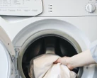 Поверне машині чистоту і свіжий запах: як за одне прання позбутись плісняви та накипу