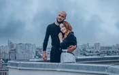 Вікторія Булітко влаштувала романтичну фотосесію з коханим на даху багатоповерхівки