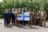 Порошенко разом із західними політиками зустрівся в Одесі з військовими і передав їм партію дронів та техніки