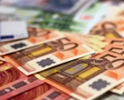 Курс євро рвонув униз перед вихідними: що з доларом