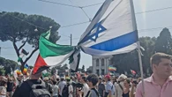 Roma, al corteo Pro-Pal i vessilli dei due nemici intrecciati: "Popoli liberi da Hamas e Netanyahu"