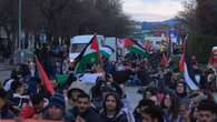 Corteo pro Palestina a Vicenza: manifestanti si siedono a terra