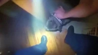 Usa, agente salva un cane da un incendio: lui lo porta a prendere il guinzaglio prima di uscire