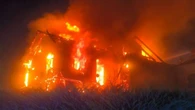 A Cherasco va a fuoco una palazzina, operazione di spegnimento in corso
