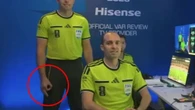 Arbitro accusato di gesto suprematista in sala Var: "Era un tic involontario", la Fifa lo assolve
