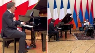 Macron canta Aznavour a Erevan, il premier armeno lo accompagna alla batteria