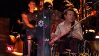 Emozione al festival di Glastonbury: con i Coldplay c'è Michel J. Fox