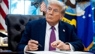 Annullati i dazi di Trump, il presidente stupisce ancora: tariffe al 15% "con effetto immediato"
