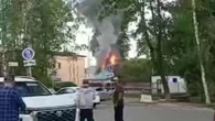 Abitanti attoniti guardano il grande incendio dopo il raid di droni ucraini in Russia