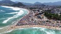 Caldo torrido a Rio de Janeiro: la spiaggia è presa d'assalto