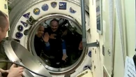 L'ultimo saluto dell'equipaggio spaziale della ISS, poi il portello della Soyuz MS-28 si chiude