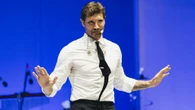Sanremo 2027, ecco le date della 77ª edizione: dal 16 al 20 febbraio. Il post di Stefano De Martino