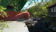 La nave cargo arenata nel giardino di una casa in Norvegia è stata rimessa in mare. Video