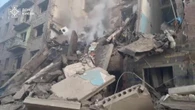 Macerie e fumo dopo l'attacco di droni russi su Kiev: 5 morti e diversi feriti