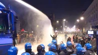 Milano, nuovi scontri al corteo pro-Pal ripartito in serata: idranti della polizia in azione