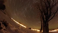 Norvegia, le stelle danzano con l'aurora boreale nel suggestivo timelapse