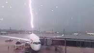 Il video del fulmine che colpisce un aereo all'aeroporto di San Paolo