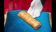 Un rotolo di salsiccia al Madame Tussauds: il museo celebra lo snack più amato dagli inglesi 