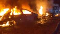 Carcassa in fiamme di un'auto colpita dai missili russi a Kharkiv: bombardamento russo nella notte 