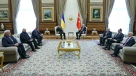 Iniziato a Istanbul trilaterale tra Kiev, Usa e Turchia. Starmer: Putin deve pagare per rifiuto pace
