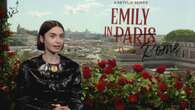 Giù le mani da Emily in Paris! Macron attacca, Roma risponde, Lily Collins spiazzata