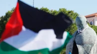 La statua di papa Giovanni Paolo II imbrattata durante la manifestazione pro-Palestina 