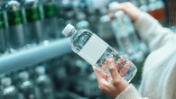 Acqua in bottiglia, Altroconsumo: “Sei marchi bocciati per presenza di inquinanti”