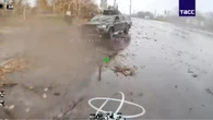 Drone russo si abbatte su carro armato T-80 e due pick-up ucraini nel Donetsk: video in soggettiva