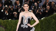 Met Gala, da Anne Hathaway "dea della pace" a Sabrina Carpenter bobina di celluloide